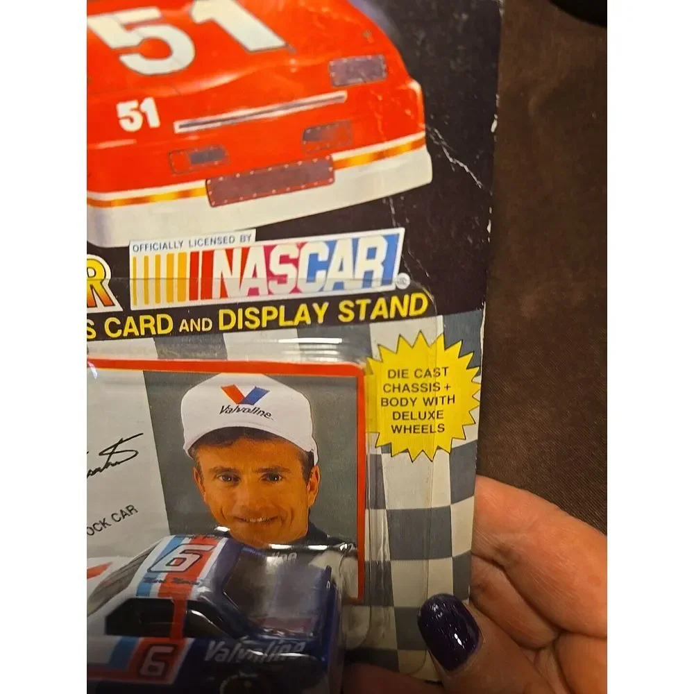 Mark Martin Valvoline #6 Stock Car with Card And Display Stand 1:64 NEW‎